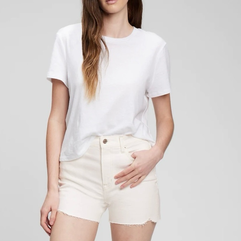 NWT GAP- 4" High Rise Denim Shorts with Washwell. Size: 10